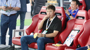 Không có HCV SEA Games, HLV Kim Sang-sik bình thản ăn vặt, quay clip học trò