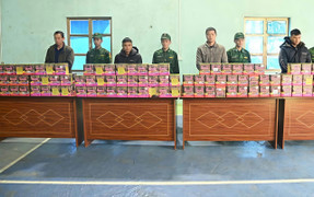 Bắt 4 kẻ vận chuyển 2 tạ pháo nổ qua biên giới