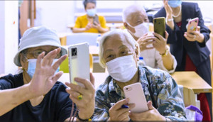 Người cao tuổi 'nghiện' smartphone và những ảnh hưởng âm thầm