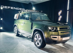 Defender 2026 hơn 5 tỷ đồng: Nâng cấp sang trọng, off-road thông minh hơn