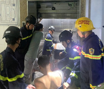 Giải cứu 2 bệnh nhân cùng nhân viên y tế mắc kẹt trong thang máy bệnh viện