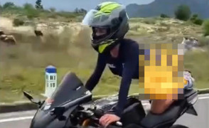 Xem xét xử lý người phụ nữ Nga nằm trên yên lái mô tô phân khối lớn 