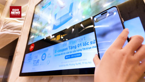 Nhận ưu đãi từ tương tác công nghệ DYNAMIC NFC trên màn hình thang máy