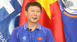 HLV Kim Sang-sik: 'Vợ tôi tắt tivi khi U22 Việt Nam bị dẫn 0-2'