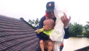 Gặp người lính bế em bé trên mái nhà giữa lũ dữ ở Đắk Lắk