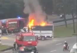 Thùng xe bốc cháy, tài xế xe tải chạy đến trụ sở cảnh sát PCCC nhờ dập lửa