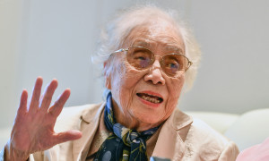 Bà Nguyễn Thị Bình là đại biểu cao tuổi nhất tham dự Đại hội Thi đua yêu nước