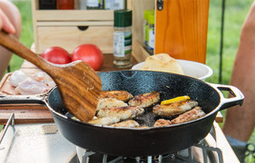 Vì sao không nên nấu đồ chua trong chảo gang?