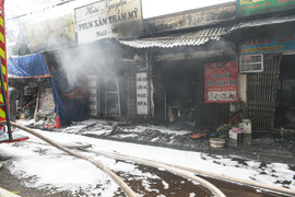 Cháy chợ Xanh ở Hà Nội: Tiểu thương bật khóc, trắng tay 