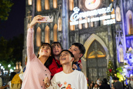 Giới trẻ Hà Nội đổ về Nhà thờ Lớn check-in đón Giáng sinh