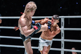 Võ sĩ muay Thái tung cước đá gục cao thủ Nga, nhận ngay 2,6 tỷ đồng