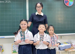 Cô giáo lớp 1 làm photobooth Noel ở lớp học, câu nói khiến người lớn chạnh lòng