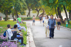 Cảnh mới lạ tại Công viên Thống Nhất sau khi hạ toàn bộ hơn 2km hàng rào