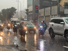 Chiều Giáng sinh, TP.HCM xuất hiện mưa lớn trái mùa 