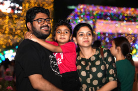 Chen chân check-in nhà thờ Đức Bà gần 150 tuổi đêm Giáng sinh