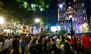 Đông nghịt người đổ về Nhà thờ Lớn Hà Nội đêm Giáng sinh