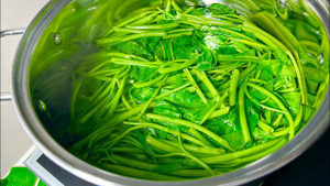 Có nên cho muối vào khi luộc rau?