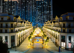 Hàng ngàn du khách hòa mình vào không khí lễ hội Giáng Sinh tại Malibu Walk