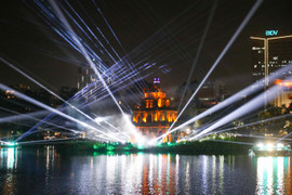 Hồ Gươm lung linh sắc màu với màn trình diễn ánh sáng nghệ thuật đêm Giáng sinh