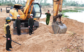 Hơn 100 cảnh sát đột kích 2 điểm khai thác cát trái phép quy mô lớn ở Gia Lai