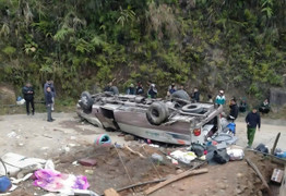 Xe chở đoàn từ thiện bị lật ở Lào Cai, ít nhất 8 người tử vong