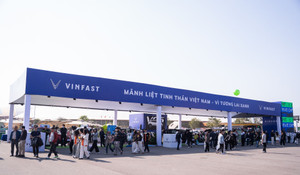 Lái thử tại Vietnam Mobility Show 2025, người dùng khen xe máy điện VinFast