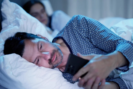 Vợ đòi ly hôn vì chồng hay 'thả tim' ảnh phụ nữ hở hang trên mạng xã hội