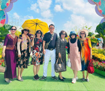 Du khách tấp nập đổ về thủ phủ hoa lớn nhất miền Tây