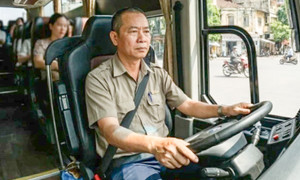 Lái xe buýt, xe trên 29 chỗ không được quá 57 tuổi
