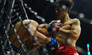 Võ sĩ của Johnny Trí Nguyễn đứng im chịu 8 đòn gối cực mạnh, bị đối thủ hạ gục