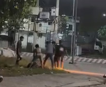 Nam thanh niên ôm đầu chịu trận khi bị đánh hội đồng, liên tục nói 'em xin lỗi'