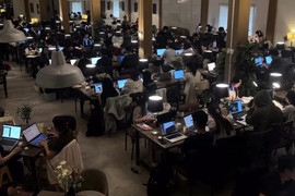 Bức ảnh 'hot' khiến dân mạng tranh cãi việc ‘học, làm ở quán cà phê có lãng phí’