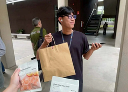 Chàng trai đi quanh trường đại học tặng kẹo cho người lạ chỉ vì một lý do