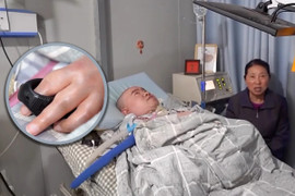 Chàng trai sống nhờ máy thở, chỉ cử động một ngón tay vẫn điều hành doanh nghiệp