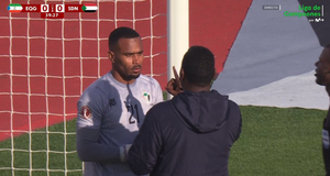 Thủ môn đột nhiên ngất xỉu khiến tất cả bàng hoàng, lý do hóa ra không nguy hiểm