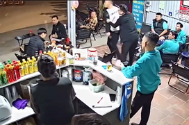 Tạm giữ hình sự 3 kẻ đánh hội đồng nam thanh niên do mâu thuẫn sạc xe điện