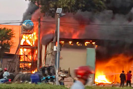 Cháy lớn tại kho phế liệu ở TP.HCM