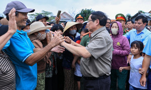 Thủ tướng: 'Thừa thắng xông lên', rút ngắn tiến độ xây nhà cho người dân vùng lũ