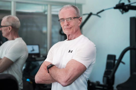 Cựu CEO về hưu làm HLV thể hình, tuổi U80 vẫn cơ bắp như thanh niên