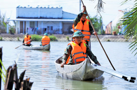 Chiến dịch Quang Trung: Những 'thợ xây' chở vật liệu vượt sông, xây nhà giúp dân