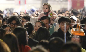 Trẻ nhỏ mệt mỏi giữa biển người đổ về Hồ Gươm đón Countdown 2026