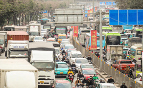 Đường Hà Nội kẹt cứng trong ngày làm việc cuối cùng của năm 2025