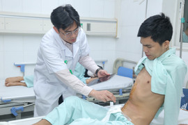 Bỏ viện uống thuốc nam, khối u bụng phình to suýt vỡ