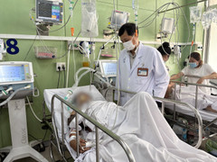 Nhiều người tiệc tùng liên miên dịp cuối năm, bác sĩ cảnh báo ngộ độc rượu