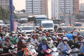 Người dân rời TP.HCM về quê, cửa ngõ và bến xe đông đúc chiều cuối năm