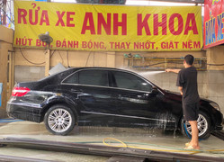 Dịp Tết Dương lịch, nhân viên tiệm rửa xe ở TP.HCM làm không ngơi tay