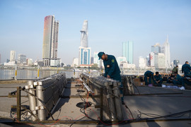 Trận địa pháo hoa ở TP.HCM trước giờ khai hỏa đón năm mới 2026