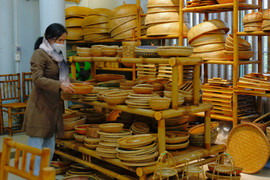 Cận cảnh nghệ nhân ở làng nghề hơn 600 tuổi xứ Huế biến tre thành tiền