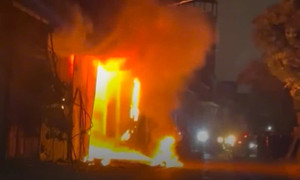 Cháy xưởng sản xuất tranh ven sông ở Hà Nội ngày đầu năm mới