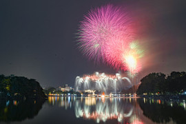 Khoảnh khắc đếm ngược và pháo hoa rực sáng chào năm mới 2026